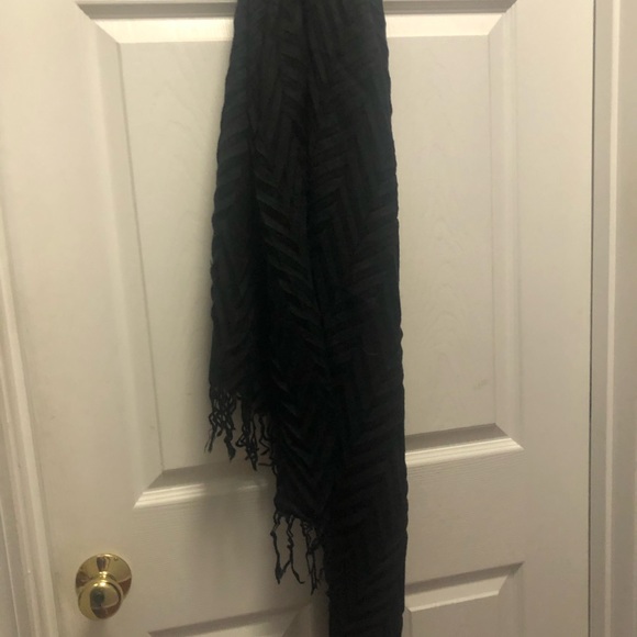 Black Extra Large Accordion Scarf like new - Picture 2 of 3